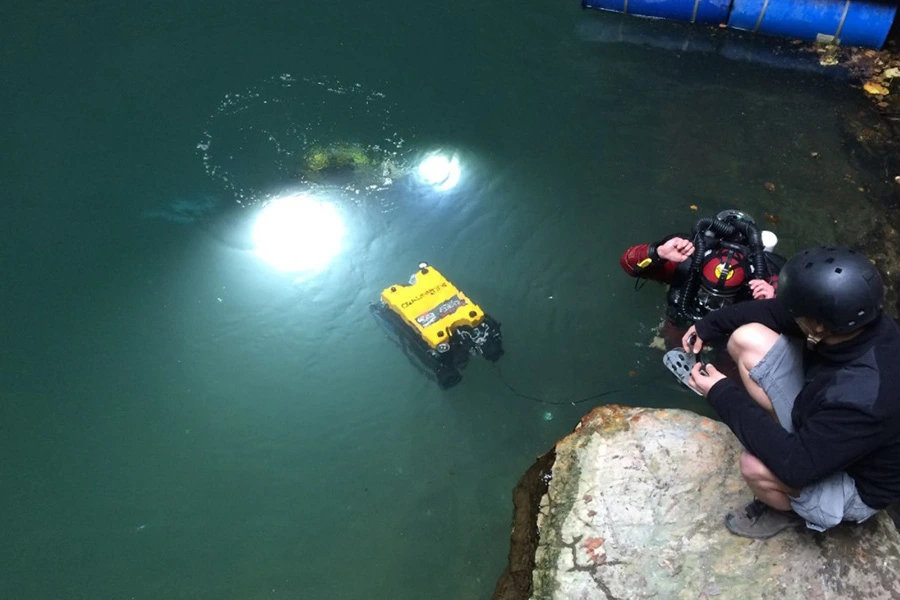Robot z rekordního ponoru v Hranické propasti marně čeká na vytažení Zdroj: https://www.idnes.cz/olomouc/zpravy/hranicka-propast-nejhlubsi-jeskyne-sveta-vyzvednuti-robota-se-nedari.A161130_111757_olomouc-zpravy_stk